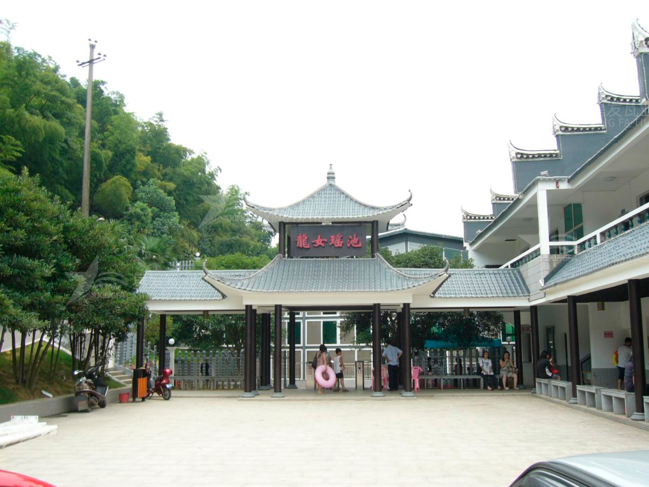 屋頂材料合成樹脂瓦和不銹鋼瓦哪個(gè)好？選擇很重要！